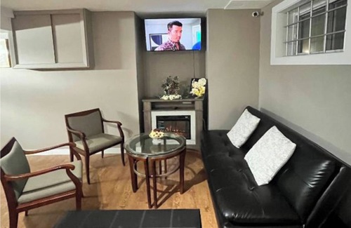 West Edmonton Maison | Ellegant private bedroom in a quiet and nice home to stay in West Edmonton Area