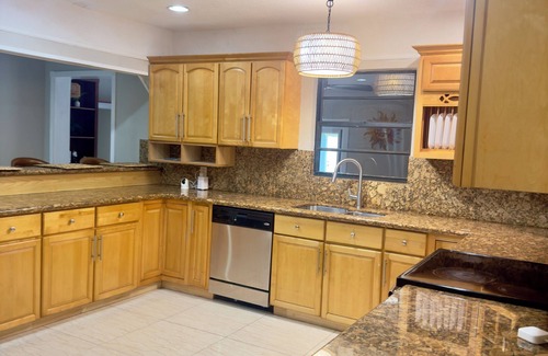 Bahamia West Maison | 1 King Bed & 2 Queen Beds 1.5 miles from the beach