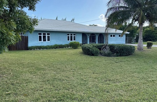 Bahamia West Maison | 1 King Bed & 2 Queen Beds 1.5 miles from the beach