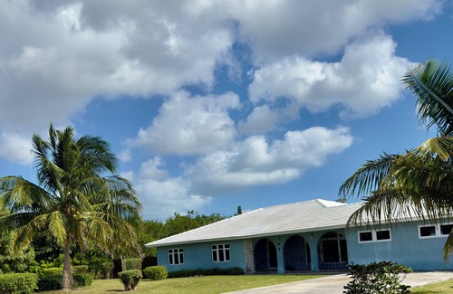 Bahamia West Maison | 1 King Bed & 2 Queen Beds 1.5 miles from the beach
