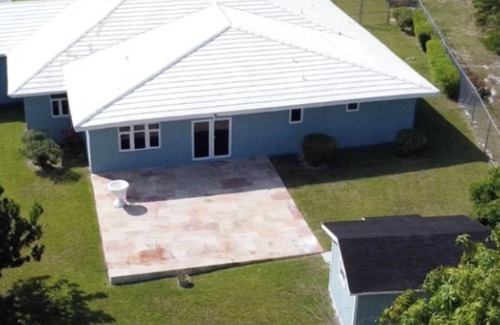 Bahamia West Maison | 1 King Bed & 2 Queen Beds 1.5 miles from the beach