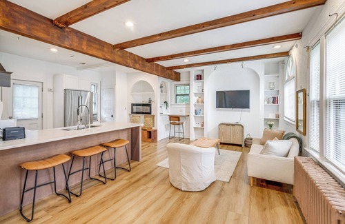 College Park Maison | 1 Mi to Arts District: Modern Hyattsville Hideaway