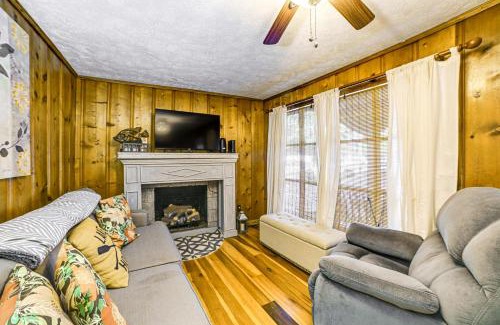 Springville Maison | 1 Mi to Buchanan Resort Home with Deck and Yard!