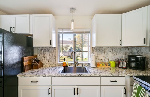 Salem Appartement | 1 Mi to Downtown Salem: Studio w/ Fire Pit Access