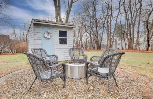 Wells Maison | 1 Mi to Drakes Island Beach Cottage with Deck!