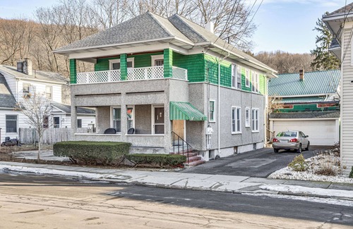 Binghamton Appartement | 1 Mi to Dtwn Binghamton: Apt w/ Covered Balcony!