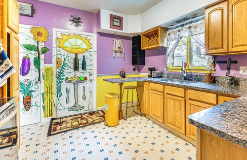 Binghamton Maison | 1 Mi to Dtwn: Colorful Binghamton Home