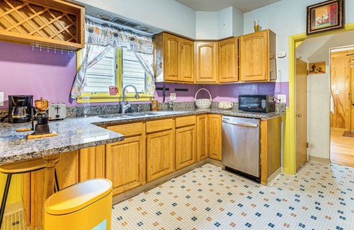 Binghamton Maison | 1 Mi to Dtwn: Colorful Binghamton Home