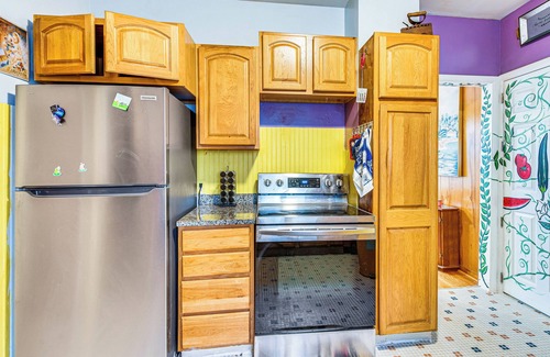 Binghamton Maison | 1 Mi to Dtwn: Colorful Binghamton Home