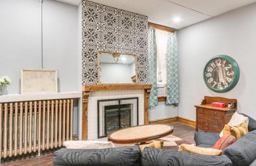 Cumberland Appartement | 1 Mi to Dtwn Cumberland Historic Apt with Patio!