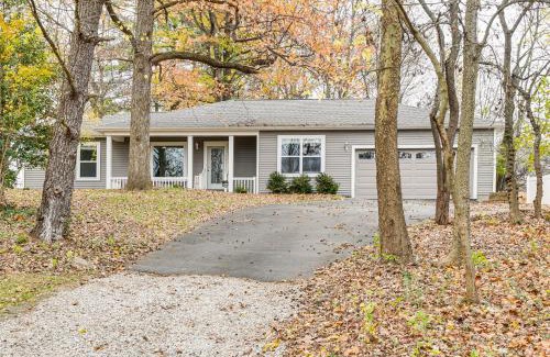 Newburgh Maison | 1 Mi to Dtwn Newburgh Quiet Home with Yard!