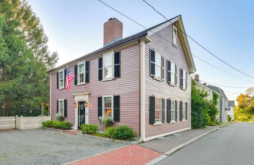 Salem Appartement | < 1 Mi to Dtwn Salem: Apt w/ Shared Patio & Yard!