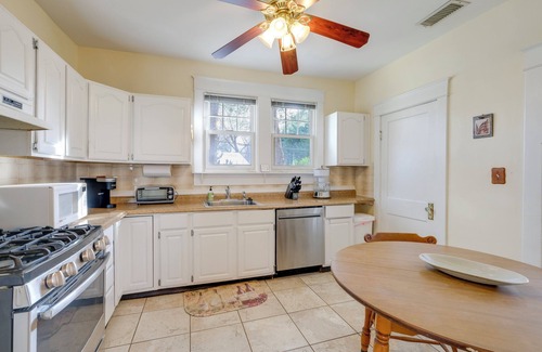 Arlington Maison | 1 Mi to East Falls Station: Home w/ Office!