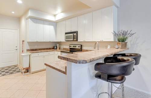 Fox Crossing Maison | 1 Mi to Golf: Lake-View Condo w/Pool in Chandler!