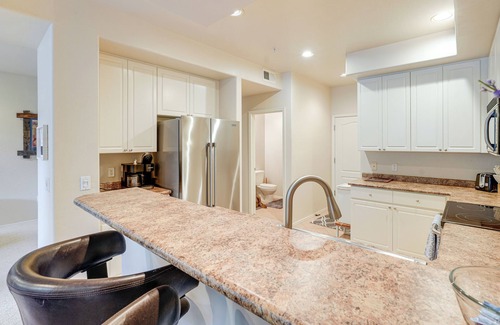 Fox Crossing Maison | 1 Mi to Golf: Lake-View Condo w/Pool in Chandler!