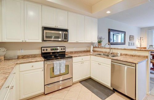 Fox Crossing Maison | 1 Mi to Golf: Lake-View Condo w/Pool in Chandler!