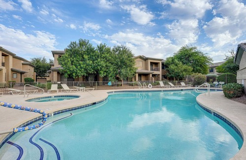 Fox Crossing Maison | 1 Mi to Golf: Lake-View Condo w/Pool in Chandler!