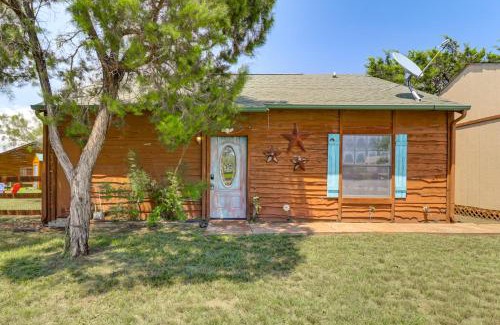 Palo Pinto County Maison | 1 Mi to Lake Pet-Friendly Cabin in Strawn