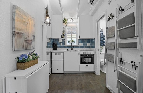 Lake Dallas Appartement | 1 Mi to Lewisville Lake Fun: Quaint Cottage!
