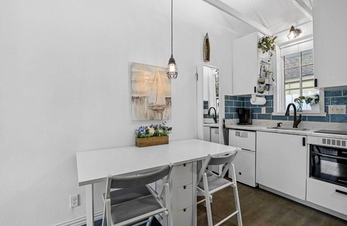 Lake Dallas Appartement | 1 Mi to Lewisville Lake Fun: Quaint Cottage!