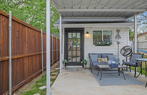 Lake Dallas Appartement | 1 Mi to Lewisville Lake Fun: Quaint Cottage!