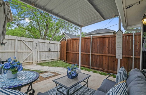 Lake Dallas Appartement | 1 Mi to Lewisville Lake Fun: Quaint Cottage!