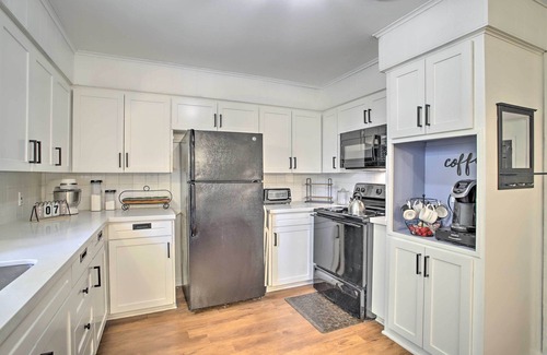 Brenham Maison | 1 Mi to Main St: Brenham Retreat w/ Game Room