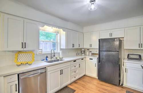 Brenham Maison | 1 Mi to Main St: Brenham Retreat w/ Game Room