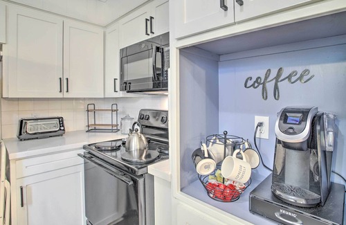 Brenham Maison | 1 Mi to Main St: Brenham Retreat w/ Game Room