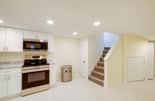 Wheaton-Glenmont Maison | 1 Mi to Metro DC Area Apt with Fenced Yard!