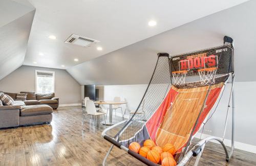 Lakeside Maison | 1 Mi to Oregon Dunes Quiet Getaway with Deck