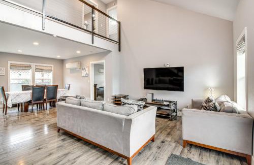 Lakeside Maison | 1 Mi to Oregon Dunes Quiet Getaway with Deck