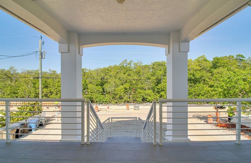 Twin Lakes Maison | < 1 Mi to Pennekamp State Park: Luxe Home w/Dock!