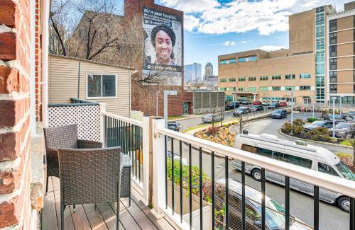 Newark Appartement | 1 Mi to Prudential Center Remote Work-Ready Apt