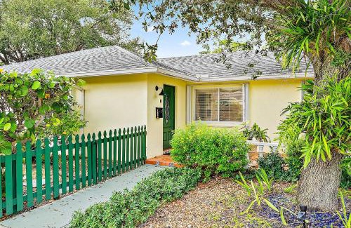 Parrot Cove Maison | 1 Mi to Shore Pet-Friendly Lake Worth Beach Home!