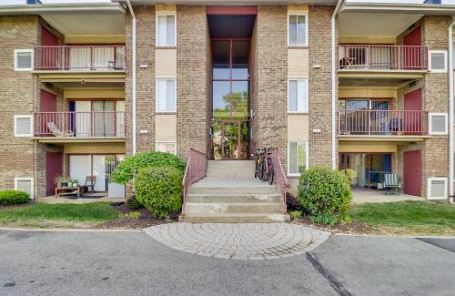 Berwyn Appartement | 1 Mi to UMD Convenient and Cozy Condo with Patio!