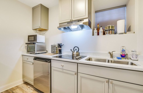 Grand Boulevard Appartement | 1 Mi to University of Chicago: Urban Escape!