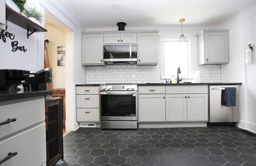 West End Maison | 1 mile to ASV, newly renovated with EV Charger