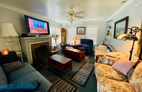 Lawton Maison | 1 mile to Fort Sill! The CaroleBelle Cottage sleeps 8 with hottub,grills,firepit