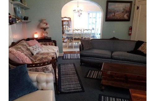 Lawton Maison | 1 mile to Fort Sill! The CaroleBelle Cottage sleeps 8 with hottub,grills,firepit