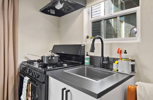 Golden Hill Appartement | 1 mile to Gaslamp—eScooters, Hot tub, Sauna
