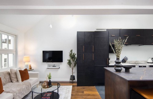 Euston Maison | 1 Min Walk to Euston Station | Modern Townhouse