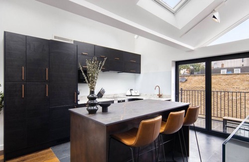 Euston Maison | 1 Min Walk to Euston Station | Modern Townhouse