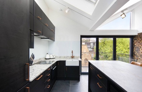 Euston Maison | 1 Min Walk to Euston Station | Modern Townhouse