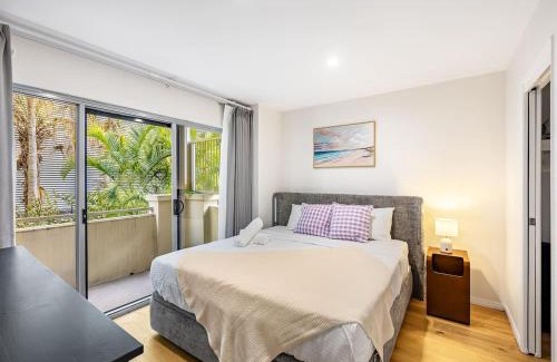 Indooroopilly Appartement | 1 Min Walk to Mall Modern Apt with Balcony and Pool