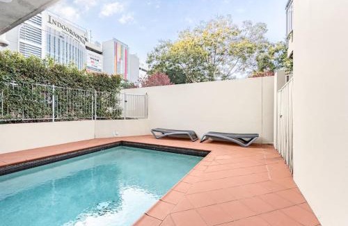 Indooroopilly Appartement | 1 Min Walk to Mall Modern Apt with Balcony and Pool