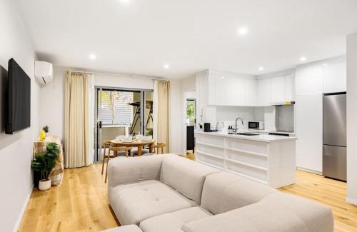 Indooroopilly Appartement | 1 Min Walk to Mall Modern Apt with Balcony and Pool