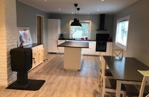Arstad Appartement | # 1 Mountain View with free street parking