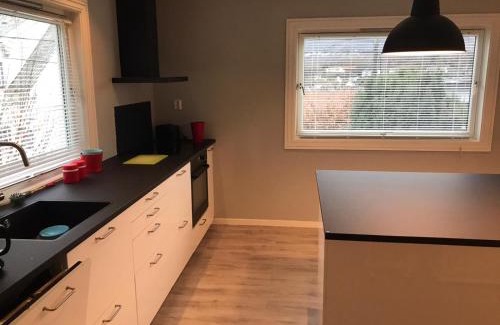 Arstad Appartement | # 1 Mountain View with free street parking