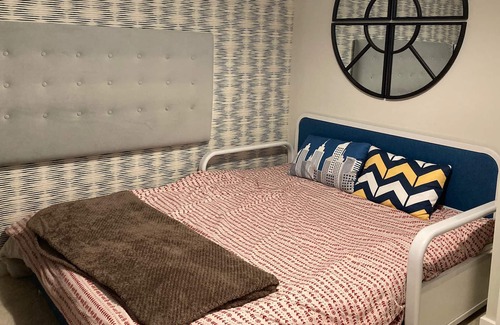 Swindon Maison | 1 private bedroom with shared Bathroom